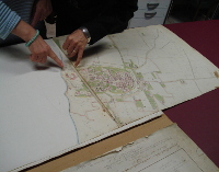 Consultazione di una mappa del Catasto austro-italiano in sala catasto